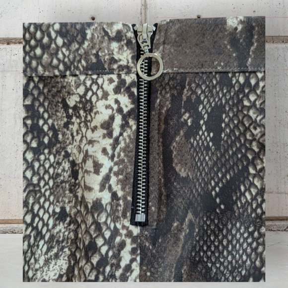 EUC Vero Moda Stylish Snake Print Mini Skirt Size XL - Picture 4 of 7